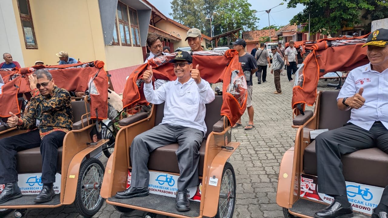 Prabowo Bagikan Becak Listrik di Mojokerto, Program Dukungan Transportasi Lokal