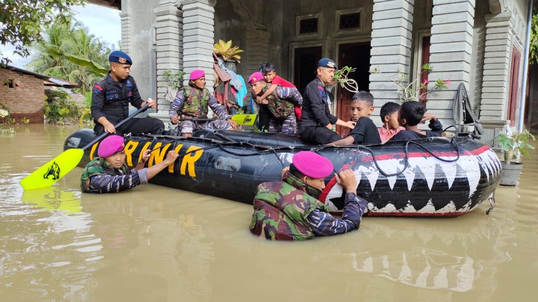 TNI AL Bantu Penanganan Darurat Warga Terdampak Banjir di Sumut