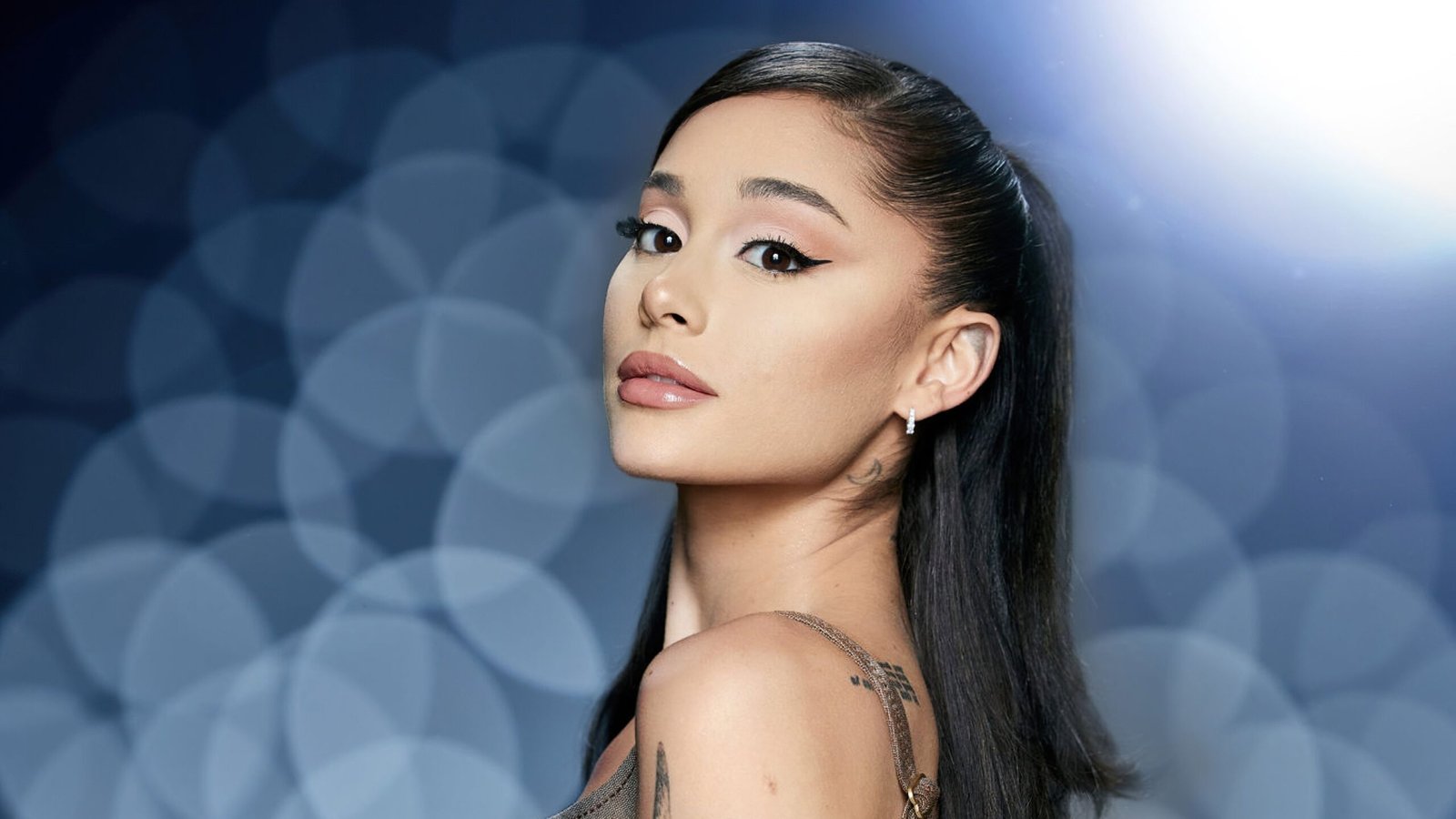 Ariana Grande Diserang Penggemar Saat Premiere Wicked: For Good di Singapura