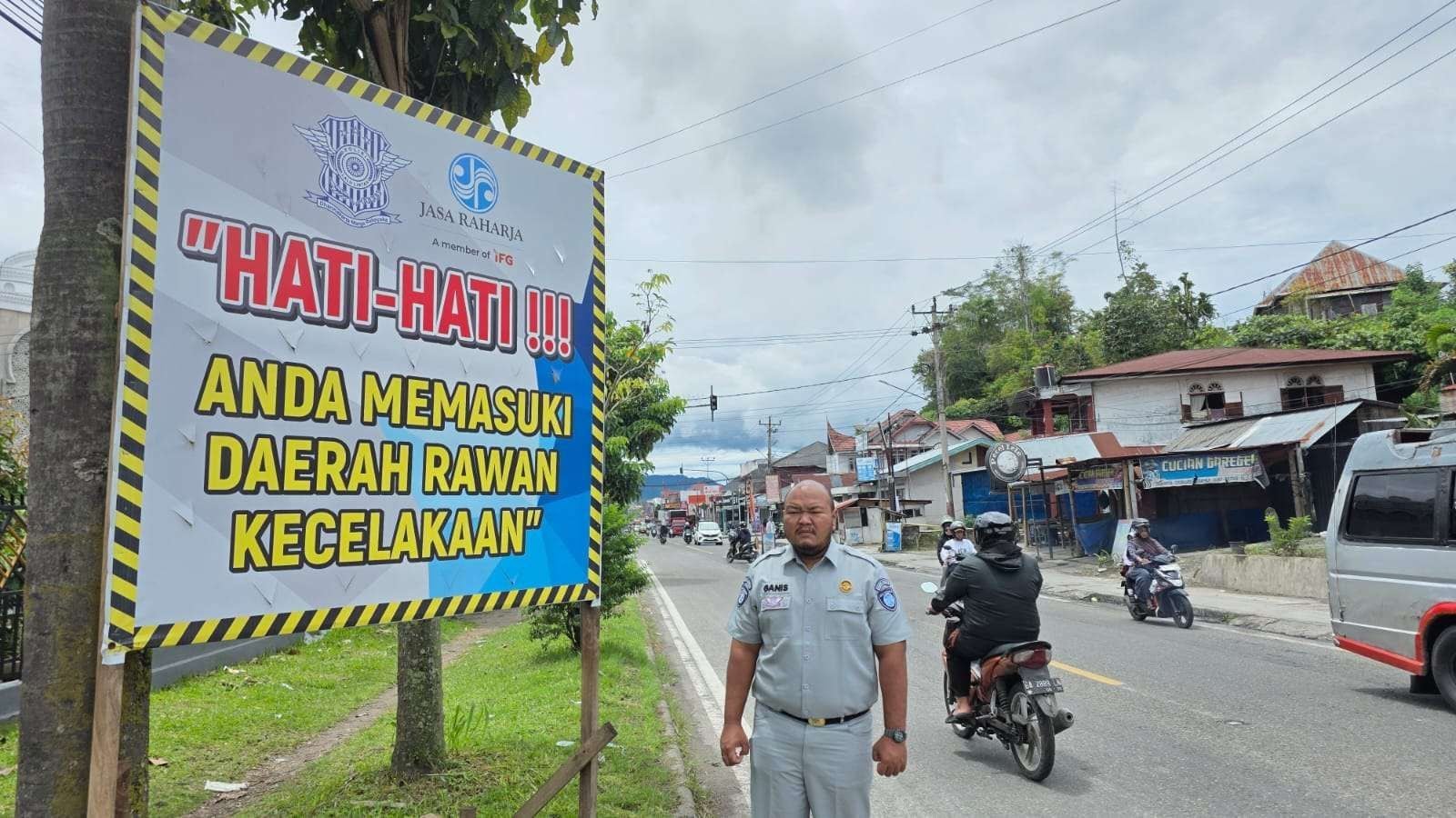 Jasa Raharja Gencarkan Kesadaran Keselamatan Berkendara Lewat Spanduk Pencegahan Kecelakaan