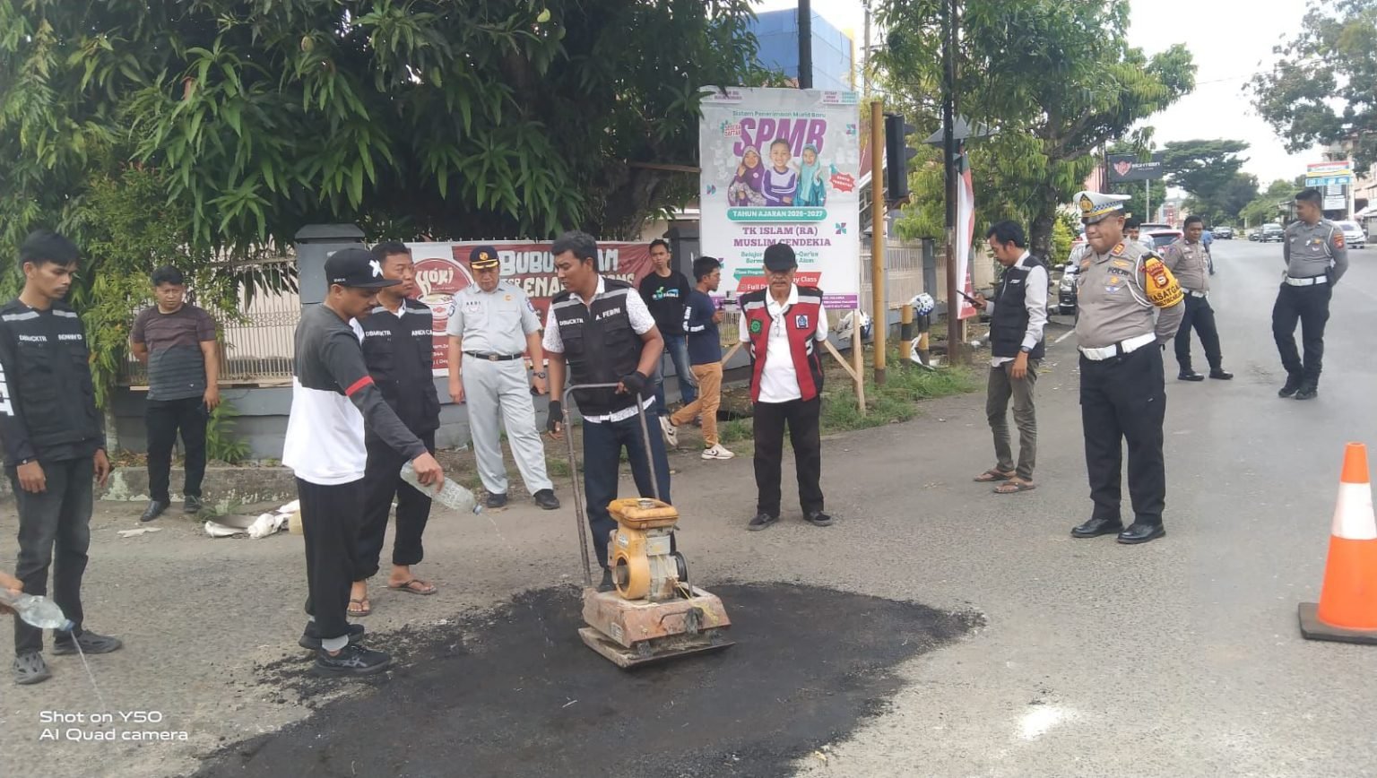 Persiapan Nataru di Bone: Satlantas dan Dinas PU Mulai Tambal Titik Jalan Berlubang