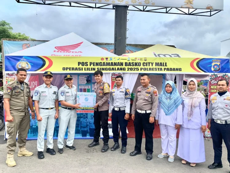 Jasa Raharja Sumbar Serahkan Parsel untuk Petugas Posko Natal di Basko City Mall