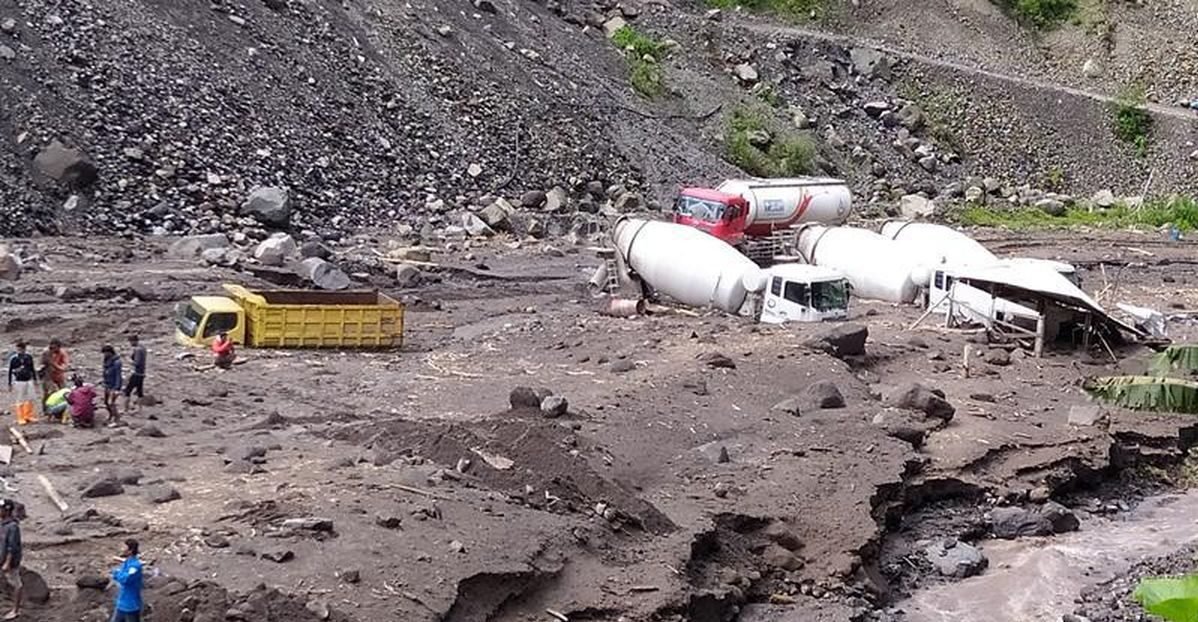 Truk Tertimbun Longsor Akibat Banjir Bandang di Sumatra