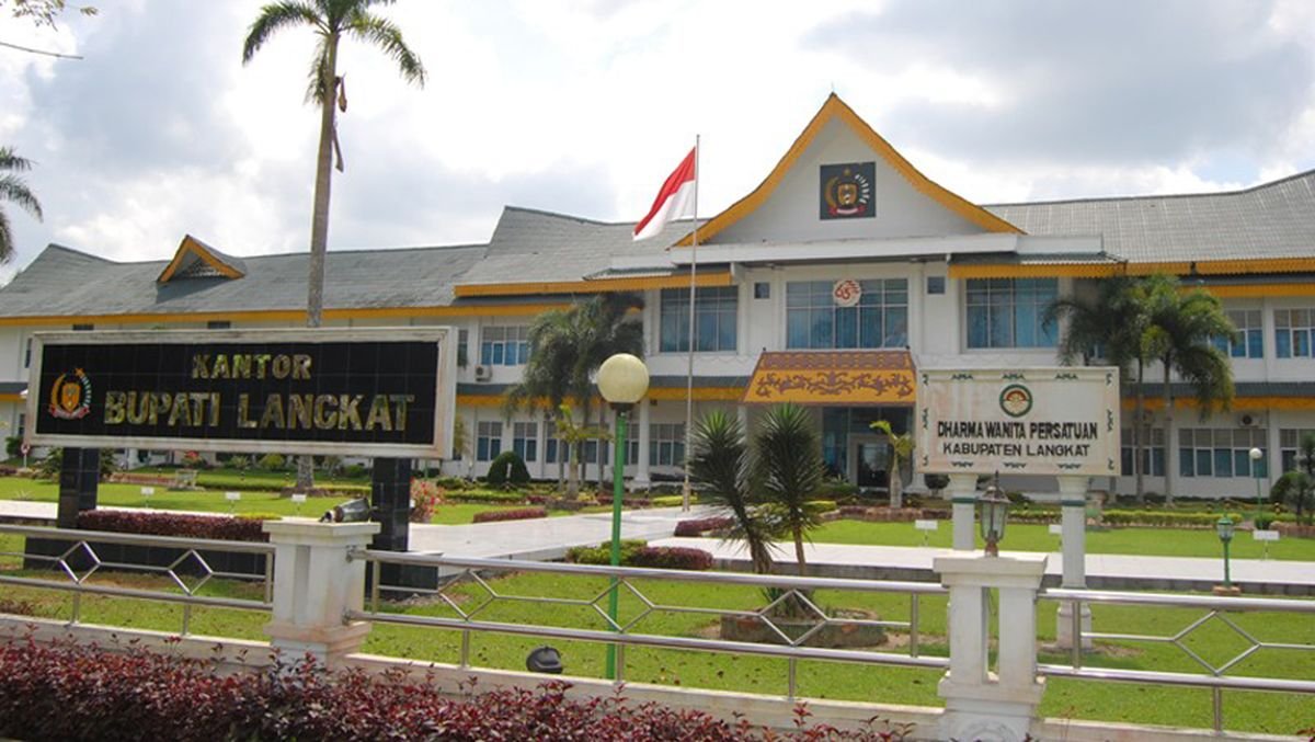 Anggota DPD Distribusikan Bantuan untuk Korban Banjir di Langkat, Sumatera Utara