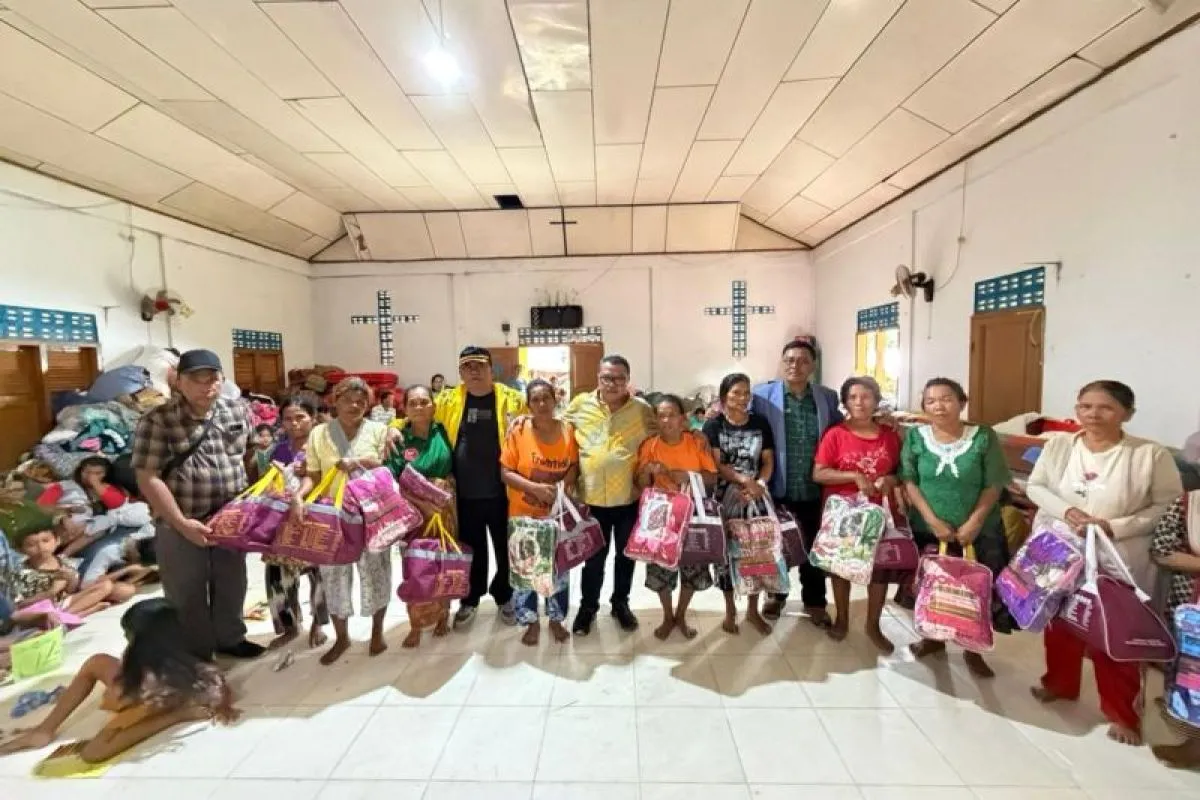 Golkar Salurkan Paket Natal ke Pengungsian Sibalanga Sumut