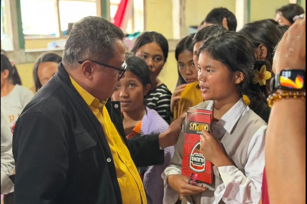 Lamhot Berikan Bantuan dan Paket Natal ke Pos Pengungsian di Humbang