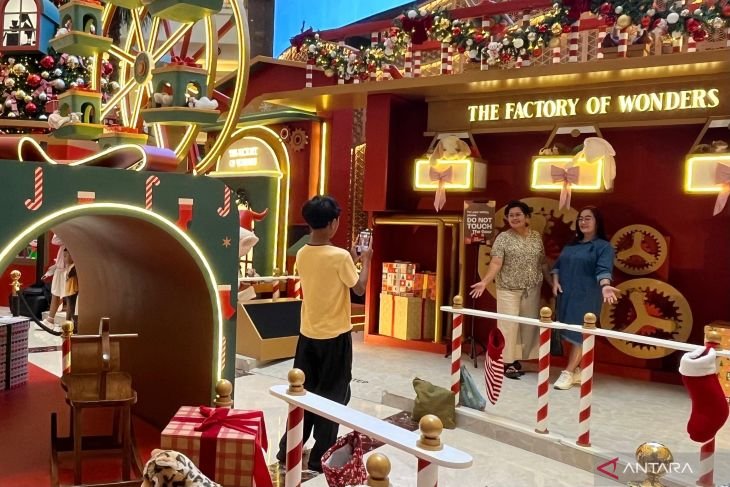 Libur Akhir Tahun, Dekorasi Natal di Mal Menjelma Jadi Spot Foto Ikonik