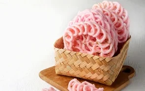 Aksi Viral Single Mom Jualan Kerupuk Pink dengan Motor Besar Hello Kitty