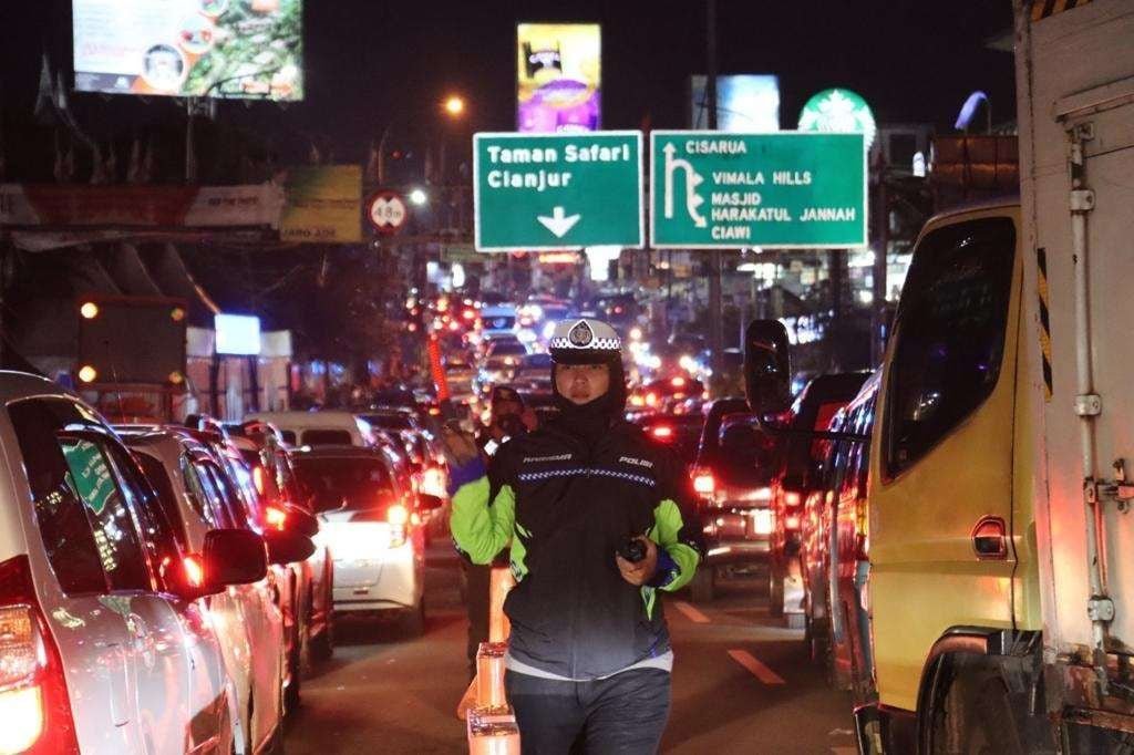 Usai Perayaan Malam Tahun Baru 2026, Polisi Mulai Buka Jalur Puncak Secara Bertahap