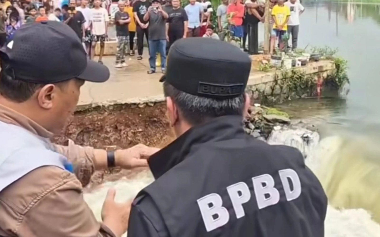 Atasi Luapan Air, Pemkab Karawang Pasang Bronjong di Tanggul Kalimalang yang Jebol