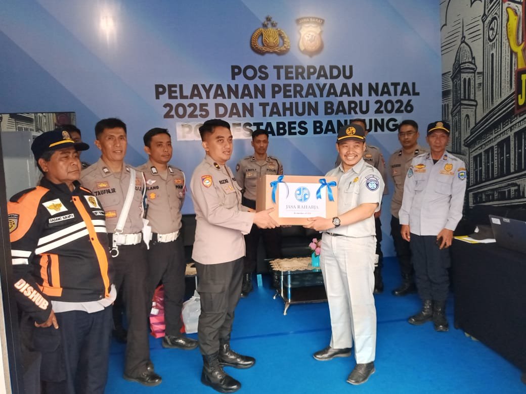 Pemberian Bingkisan Simpati dari Jasa Raharja Bandung Kepada Mitra Kerja di Pos Terpadu Pelayanan Natal 2025 dan Tahun Baru 2026 di Kota Bandung