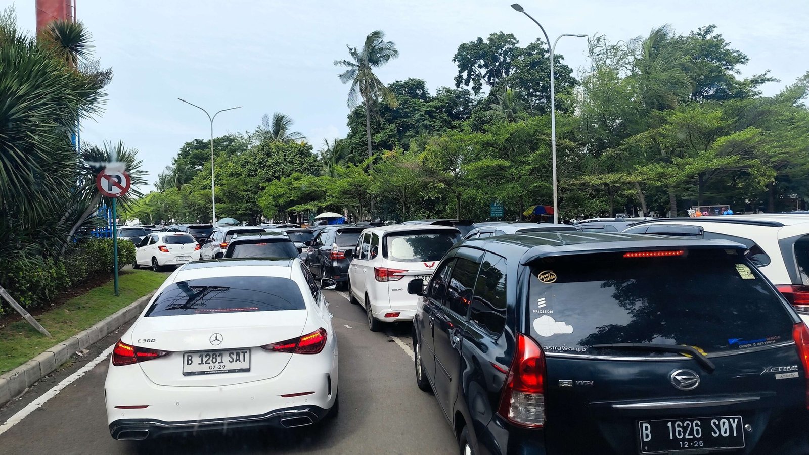 Ancol Dipadati Ribuan Pengunjung, Antrean Kendaraan Mengular
