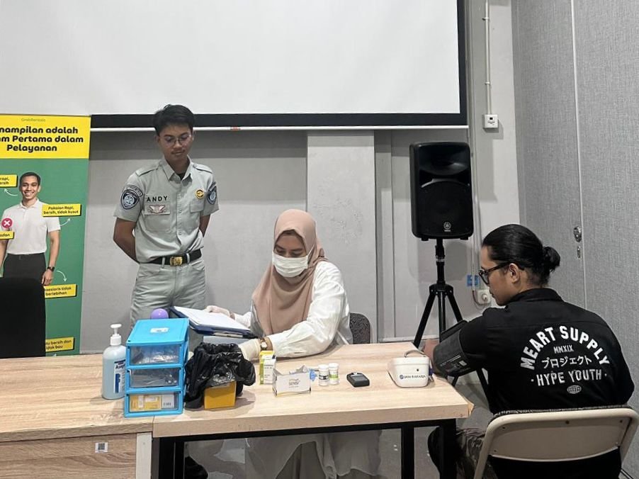 Tingkatkan Keselamatan Berkendara, Jasa Raharja Sulsel Gelar Pemeriksaan Kesehatan Gratis dan PPGD di TPI Makassar