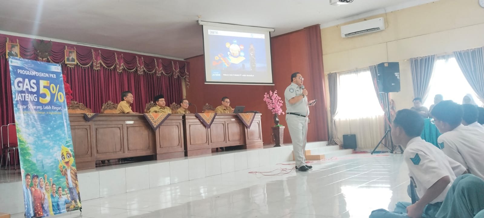 Jasa Raharja Pati dan Tim Pembina Samsat Kudus Sosialisasi Pajak dan Keselamatan di SMU Negeri 1 Bae