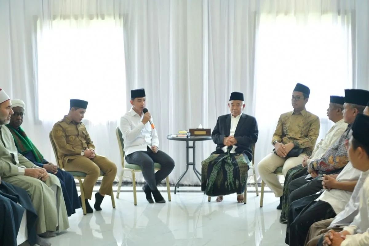 Kunjungi Mojokerto, Gibran Rakabuming Sowan ke Kediaman Kiai di Pesantren Amanatul Ummah