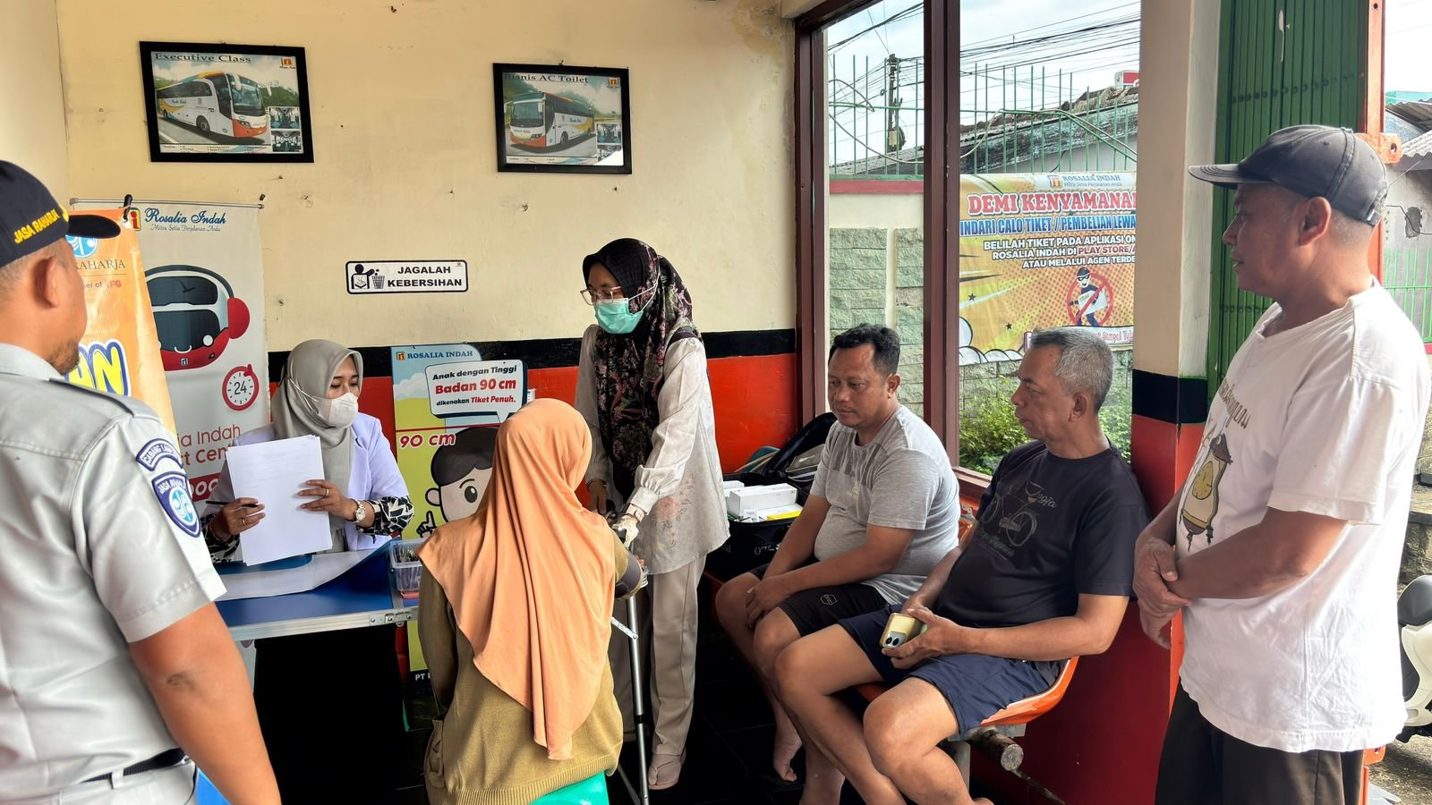 Jasa Raharja Cabang Kotabumi Hadirkan Layanan Pemeriksaan Kesehatan Gratis Bagi Penumpang dan Kru Bus PO Rosalia Indah