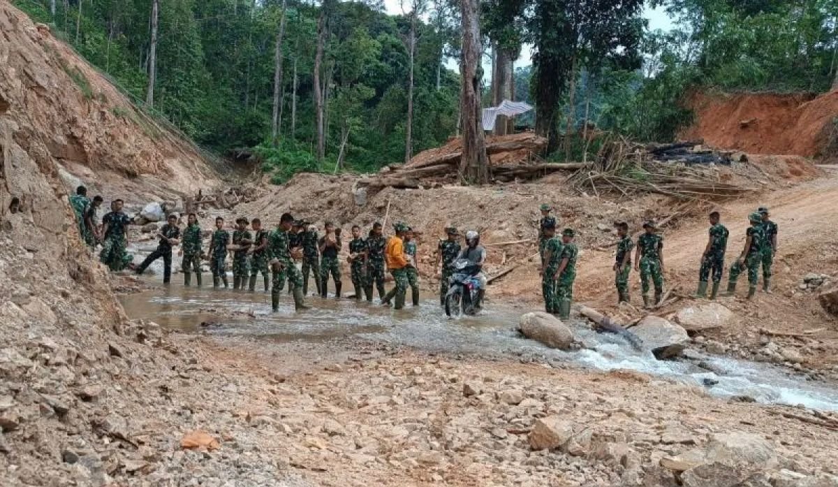 TNI Perbaiki Jembatan Putus di Tapanuli Tengah: 100 Personel Diterjunkan