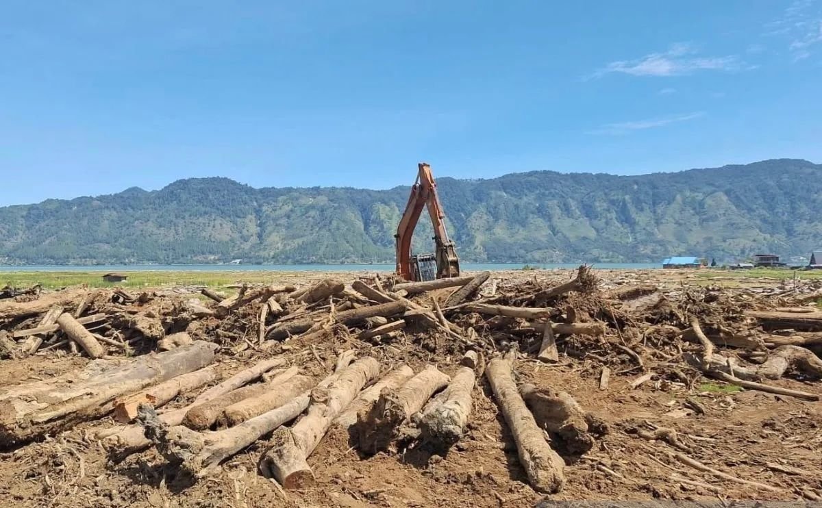 BNPB Terjunkan Alat Berat Bersihkan Lumpur dan Material Kayu di Lahan Pertanian Aceh