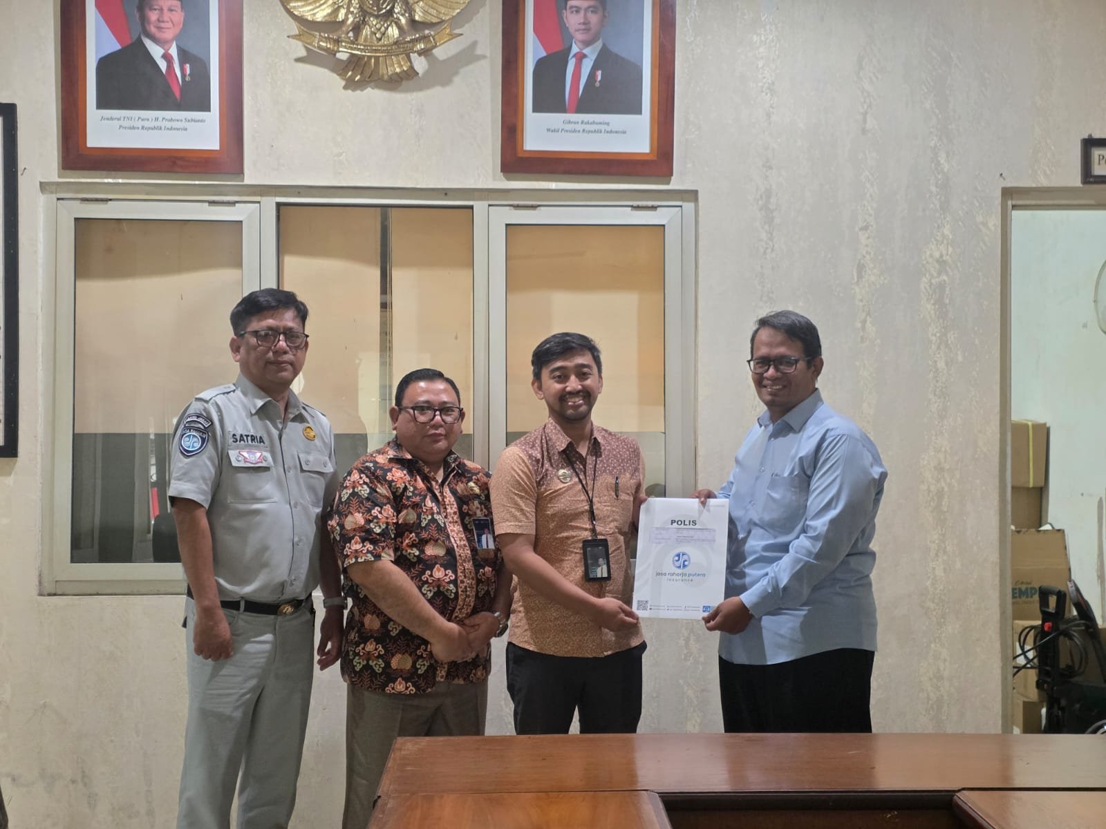 PT Jasa Raharja Serahkan Polis Asuransi Kecelakaan Dini (AKD) kepada Tim Penelusur P3D Wilayah Kabupaten Tasikmalaya