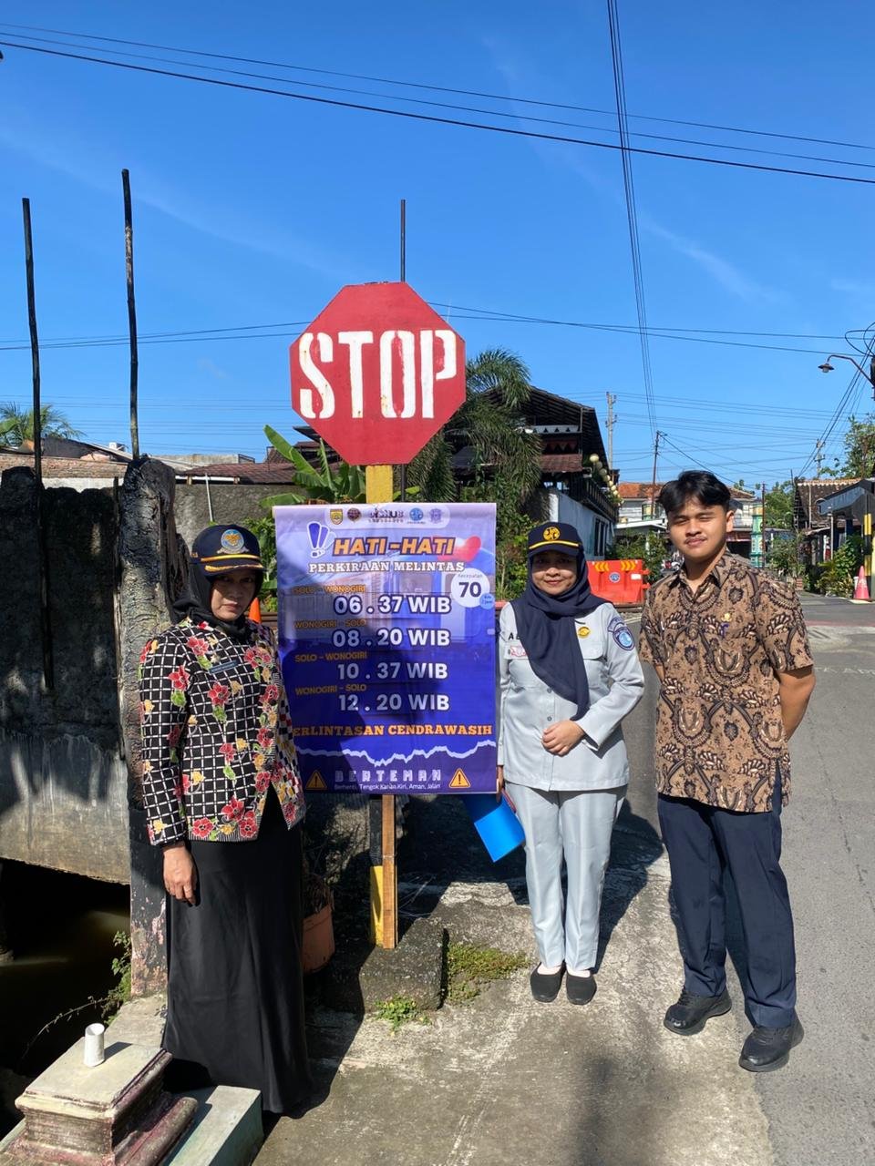 Tingkatkan Keselamatan di Perlintasan Sebidang, Jasa Raharja dan Dishub Sukoharjo Pasang Rambu Portabel di Jalan Cendrawasih Sukoharjo