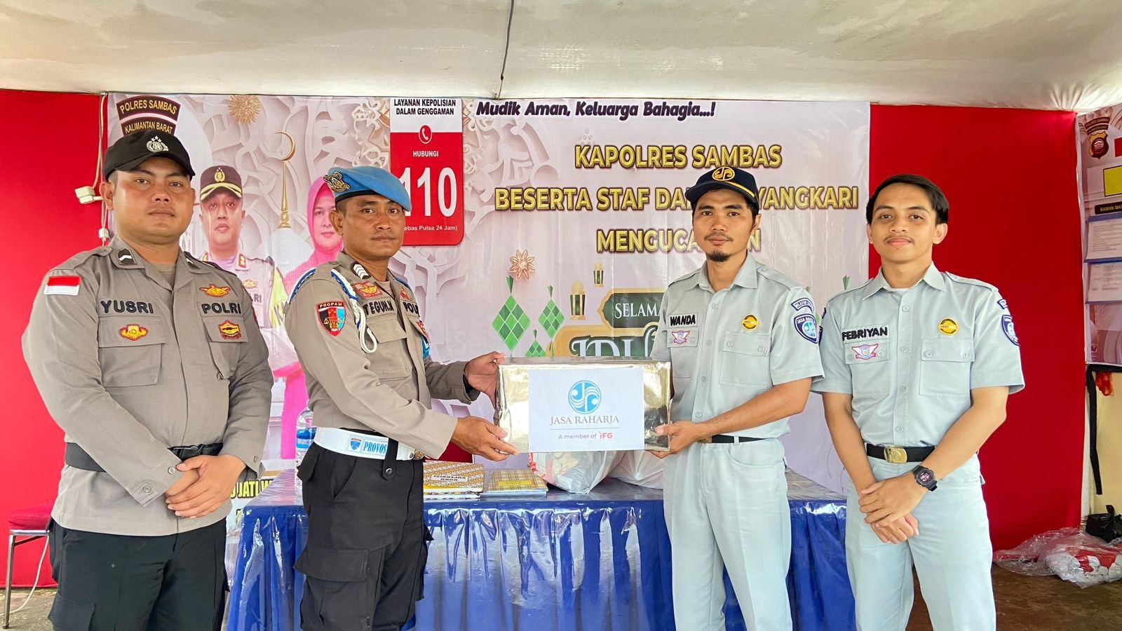 Jasa Raharja Cabang Singkawang Serahkan Bingkisan Aksi Simpatik kepada Petugas Pos Pelayanan Terpadu Pengamanan Lebaran 2026 di Sambas