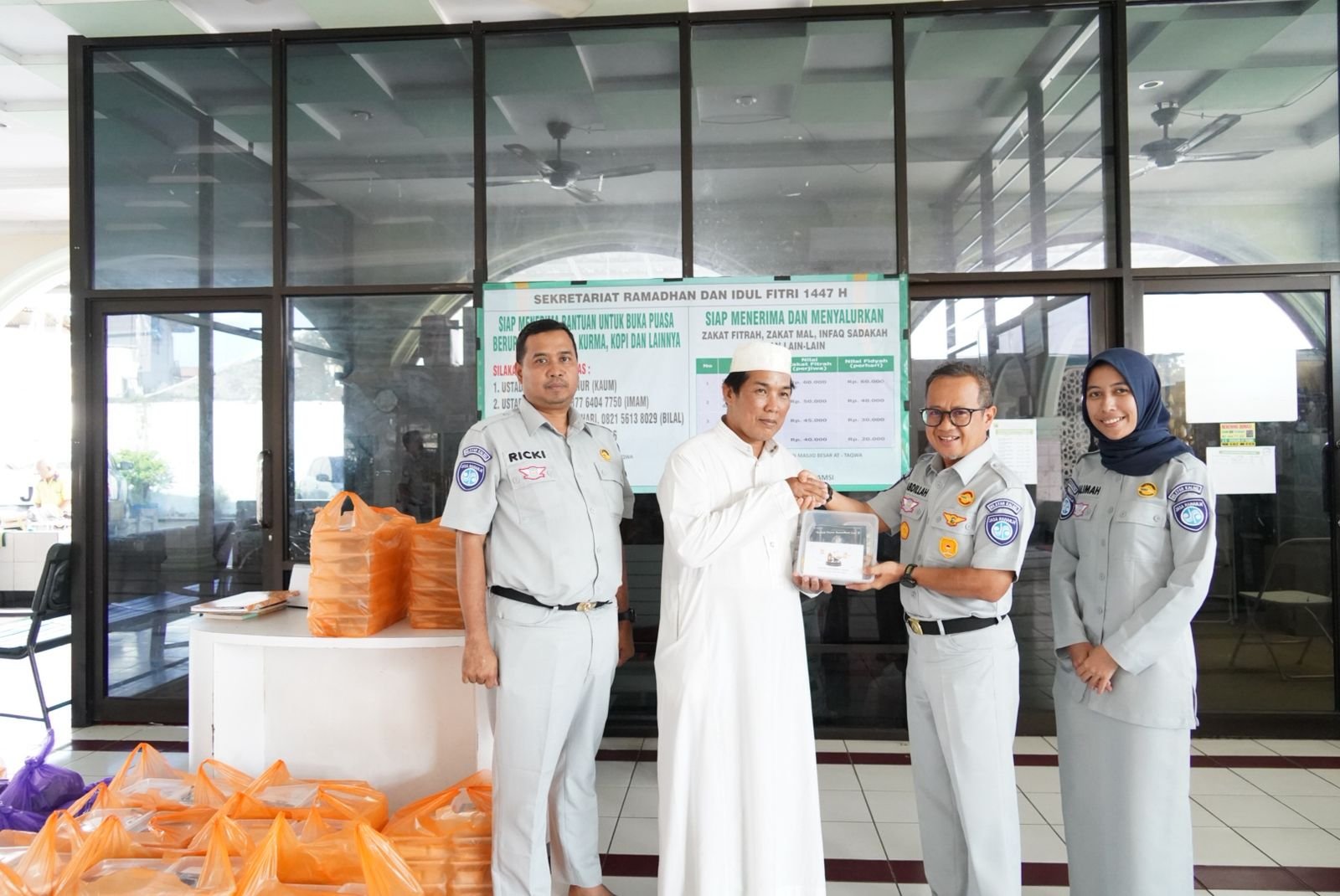 Jasa Raharja Kalsel Bagikan Takjil Ramadan untuk Jamaah Masjid dan Wajib Pajak Taat