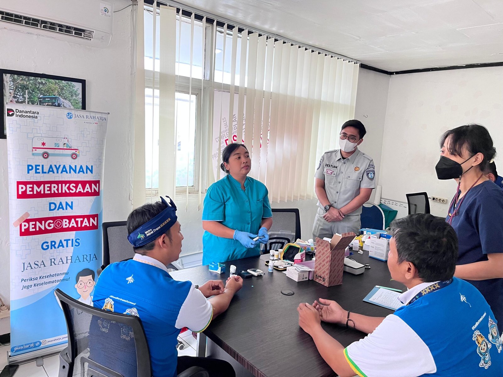 Jasa Raharja Gelar Pengobatan Gratis dan Safety Campaign di Pool Perum DAMRI Bandung untuk Tingkatkan Kesehatan dan Keselamatan Awak Kendaraan
