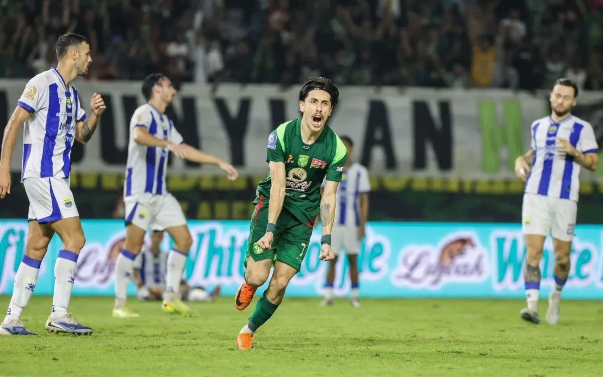 Sengit, Laga Persebaya vs Persib Bandung Berakhir Imbang Skor 2-2