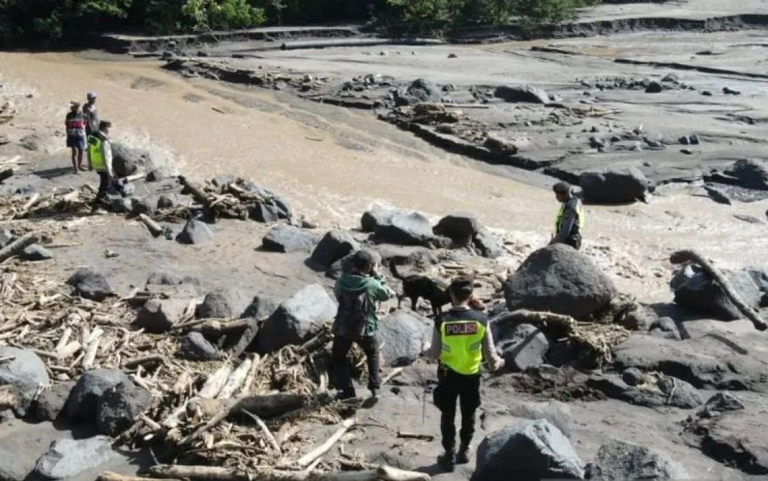 Tim SAR Gunakan Anjing Pelacak untuk Temukan Korban Lahar Merapi