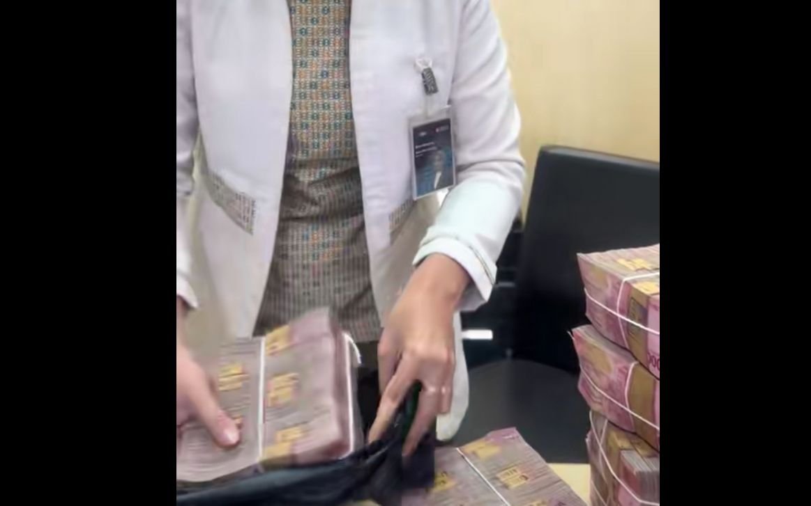 Viral! Penampakan Uang Rp1,8 Miliar Hasil Tarik Tunai Dibungkus Kantong Kresek