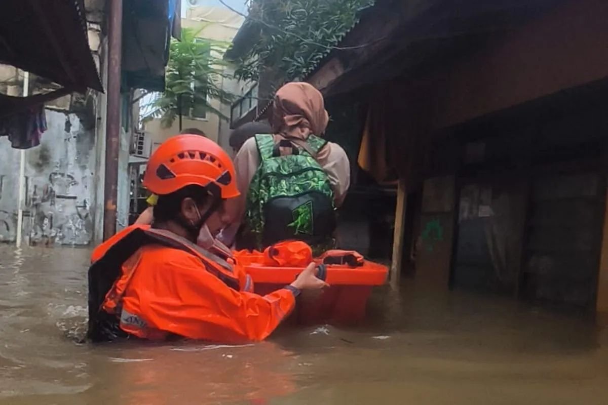 Banjir Jakarta Belum Surut, 16 RT dan Dua Ruas Jalan Tergenang Hingga Senin Pagi