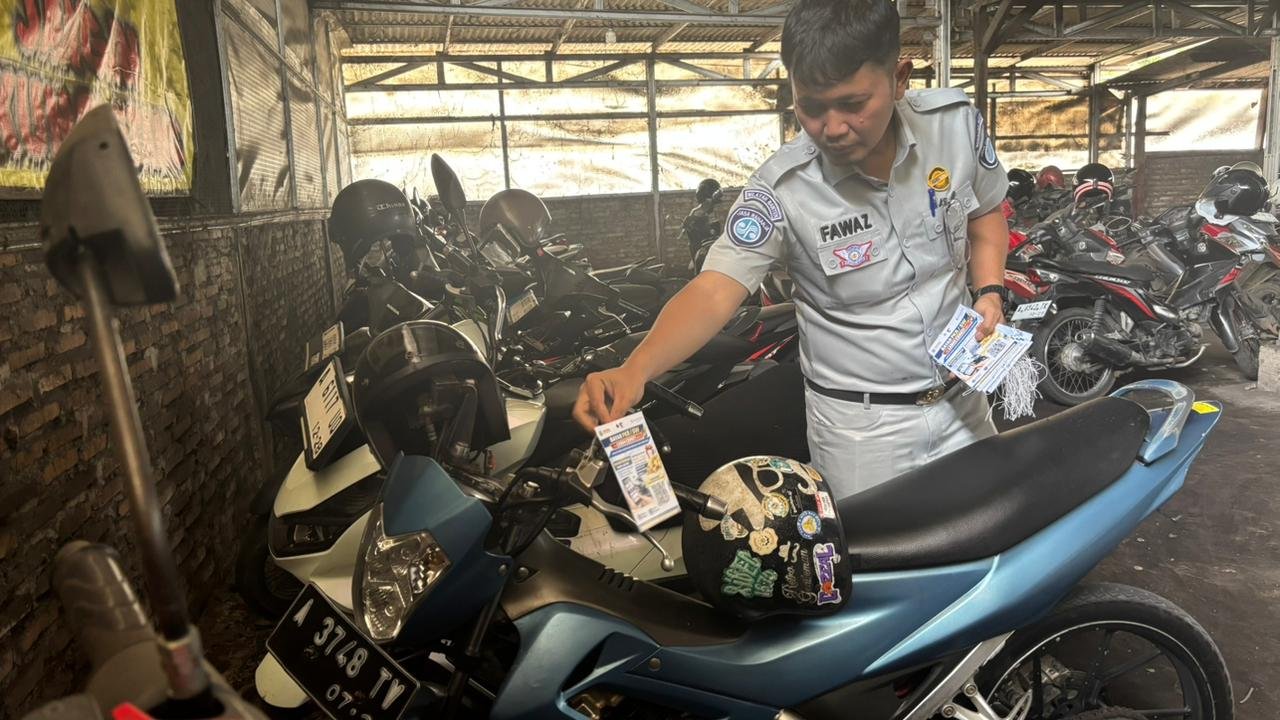 Aksi Simpatik Jasa Raharja Banten: Sapa Ratusan Pemilik Kendaraan di Kantong Parkir untuk Edukasi Digital dan Undian Emas