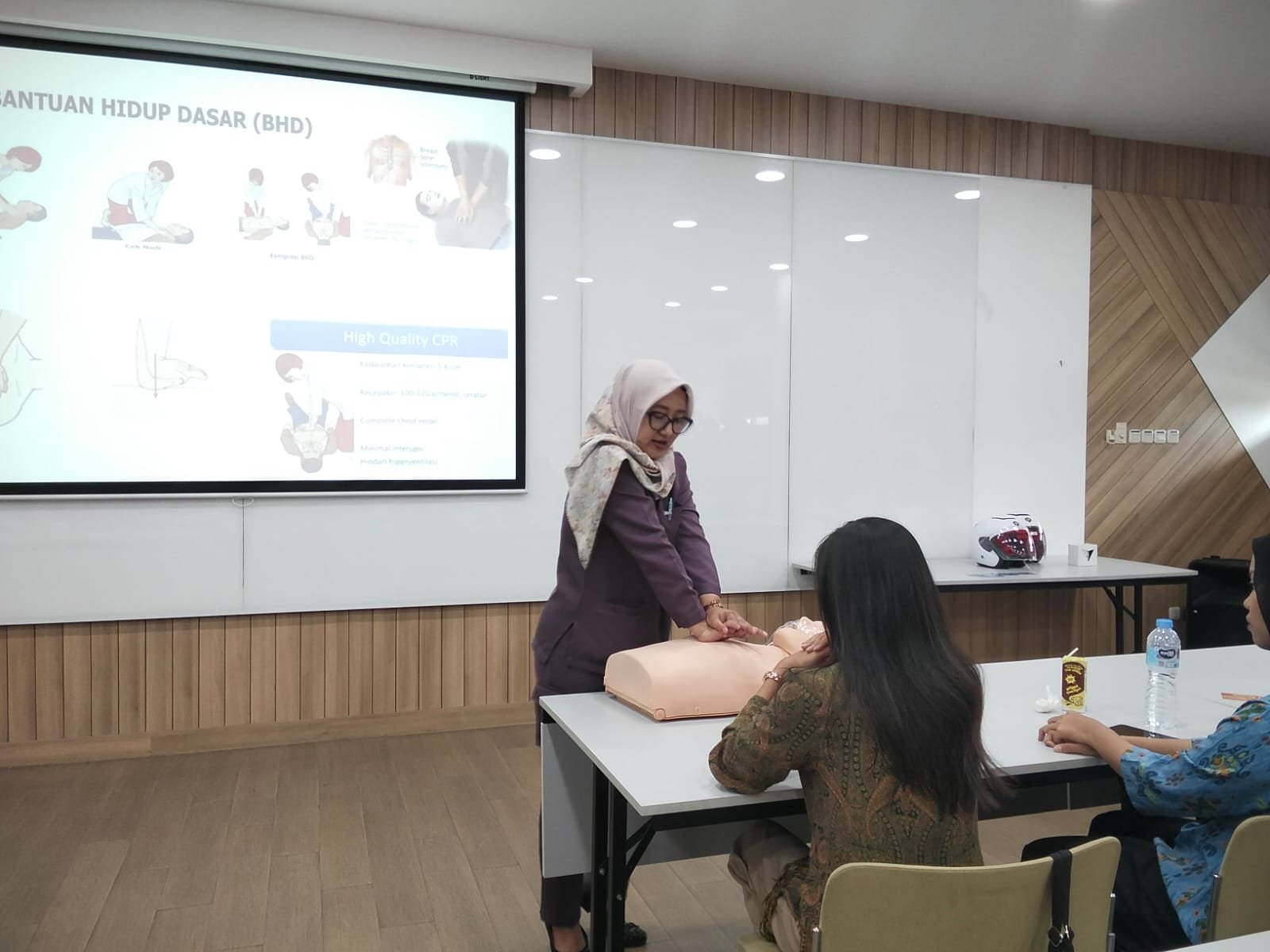 Jasa Raharja Jawa Barat Sampaikan Materi PPGD dalam Seminar Safety Riding Hari Kartini