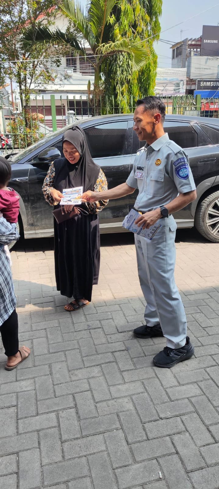 Setelah Tempat Penitipan Motor, Jasa Raharja Kanwil Banten Bersama Bapenda Kabupaten Lebak Gencar Melanjutkan Penyebaran Flyer di Pusat Perbelanjaan