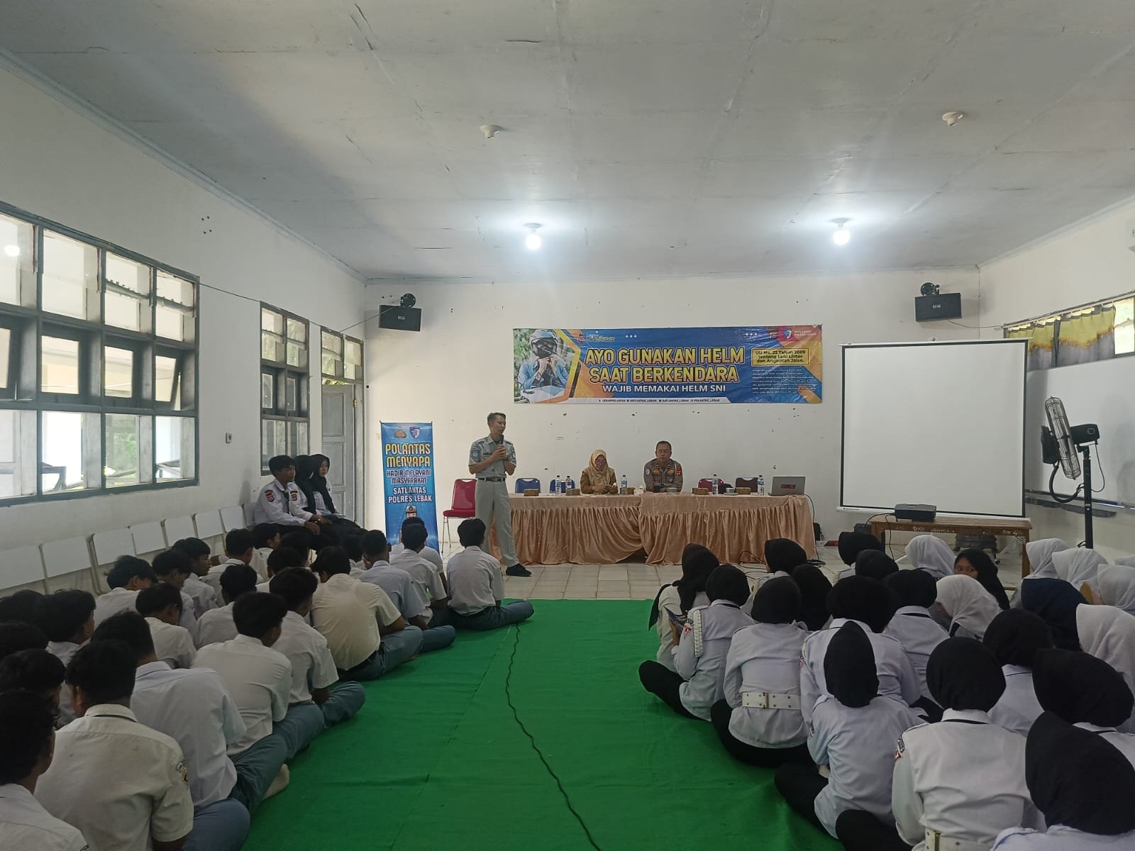 Jasa Raharja Bersama Satlantas Polres Lebak Gelar Penyuluhan Tertib Berkendara Dan Kepatuhan Pajak Kendaraan di SMKN 1 Cikulur