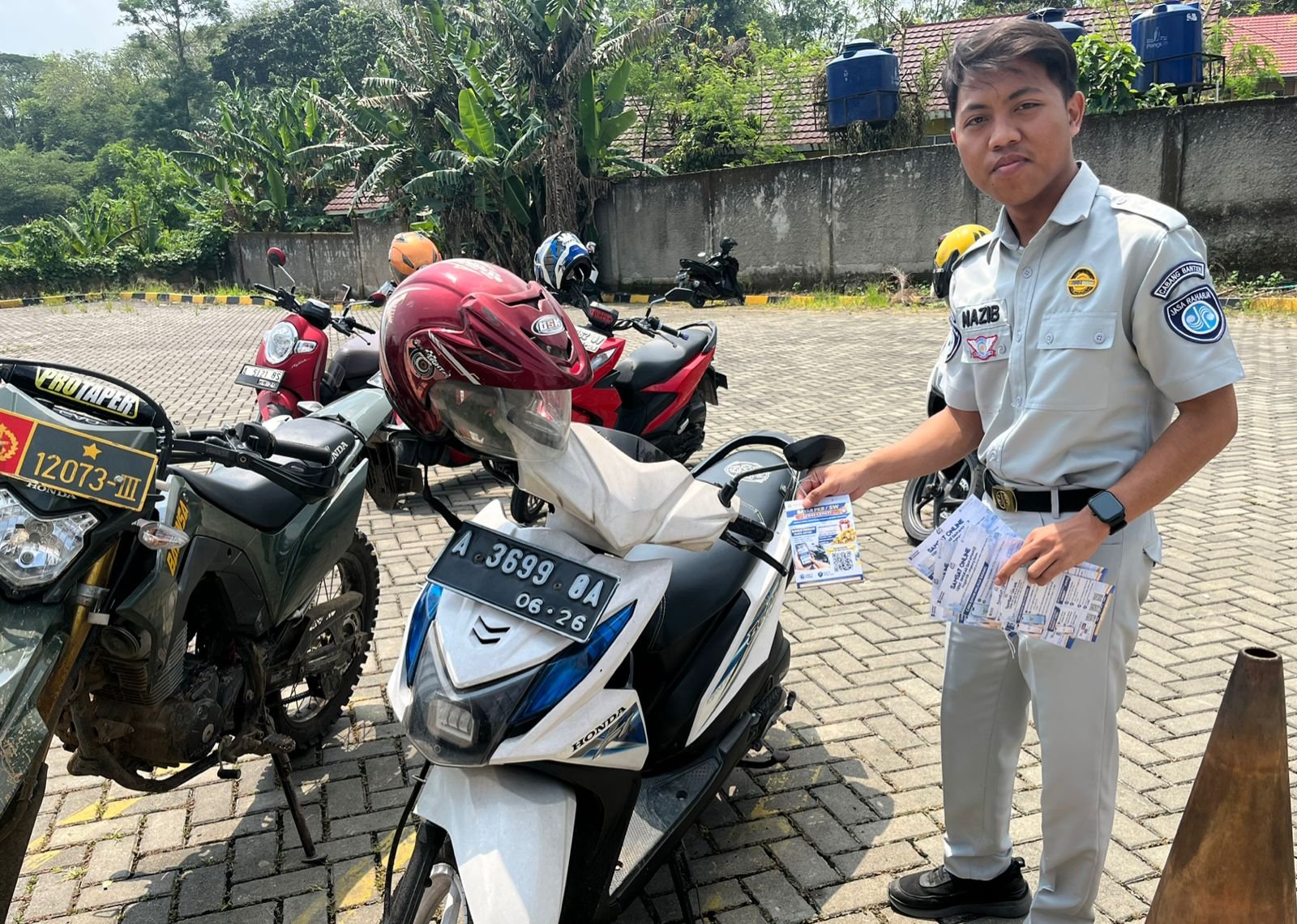 Jasa Raharja Kanwil Banten Bersama Bapenda Kabupaten Lebak Laksanakan Penyebaran Flyer di Titik Strategis