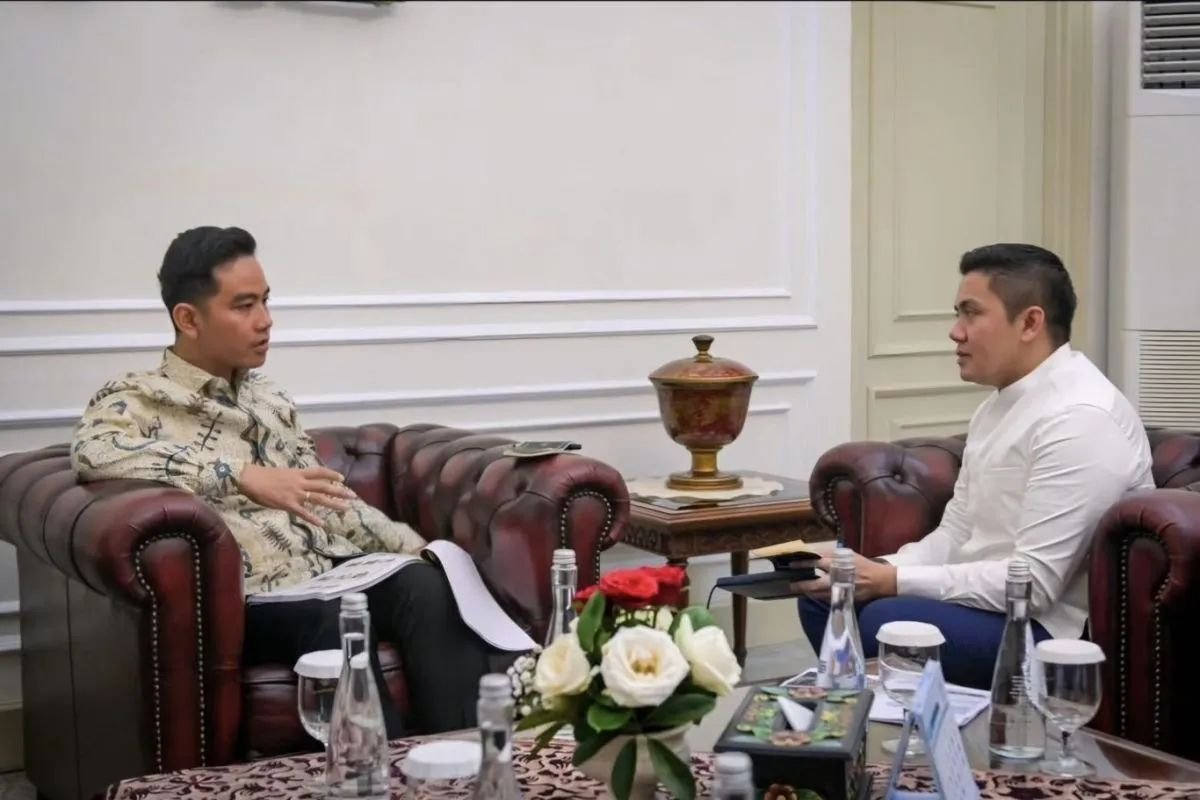 Seskab Teddy Silaturahmi Idul Fitri ke Wapres Gibran di Istana, Bahas Isu Terkini