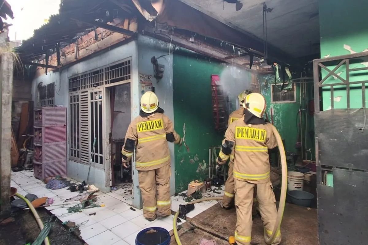 Kebakaran Melanda Pemukiman di Jagakarsa, Ratusan Petugas Berjibaku Padamkan Api