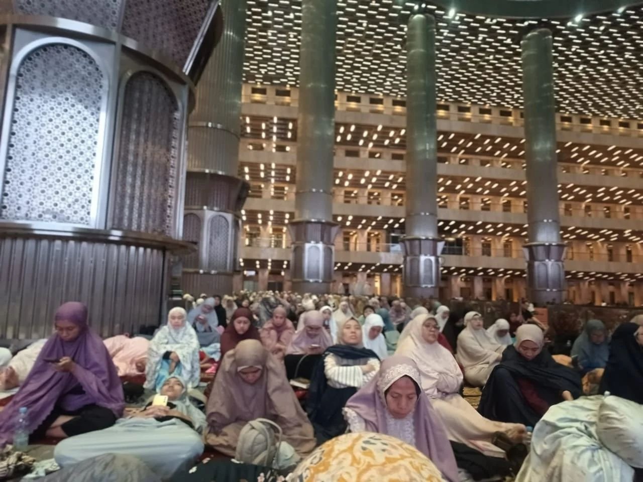 Penuh Harap Lailatul Qadar, Jemaah dari Berbagai Daerah Padati I’tikaf di Masjid Istiqlal