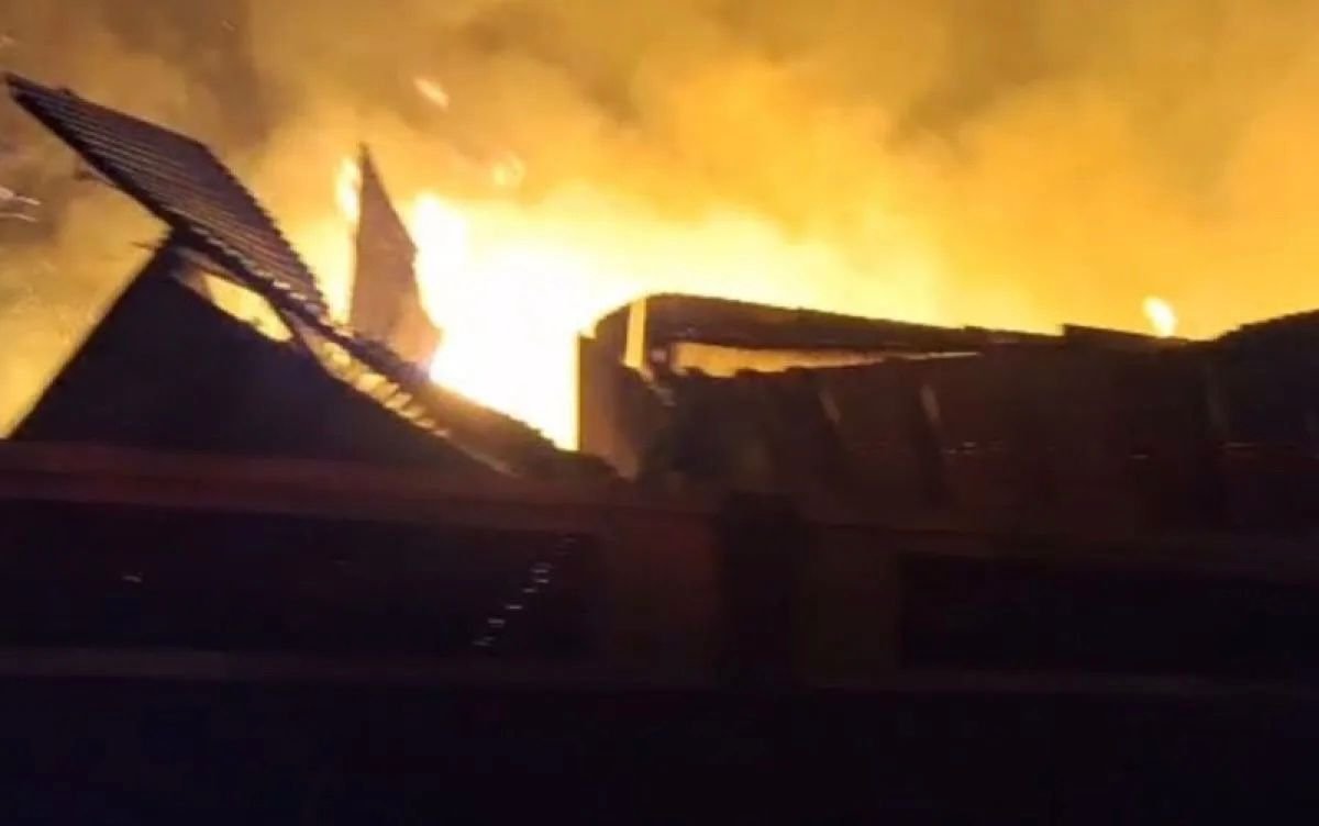 Gudang di Cakung Terbakar, Puluhan Petugas Damkar Jaktim Berjibaku Padamkan Api