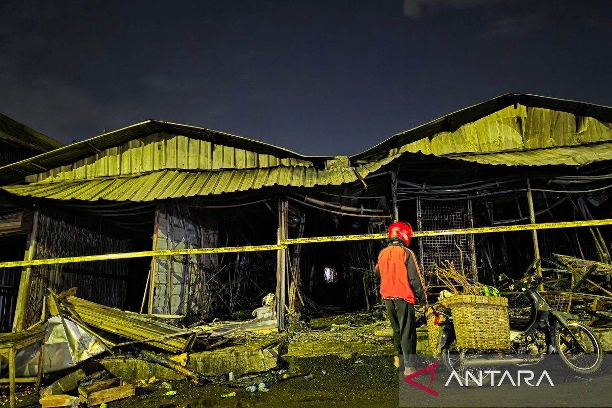 Kebakaran Landa Pasar Kanjengan Semarang, Ratusan Kios Terbakar