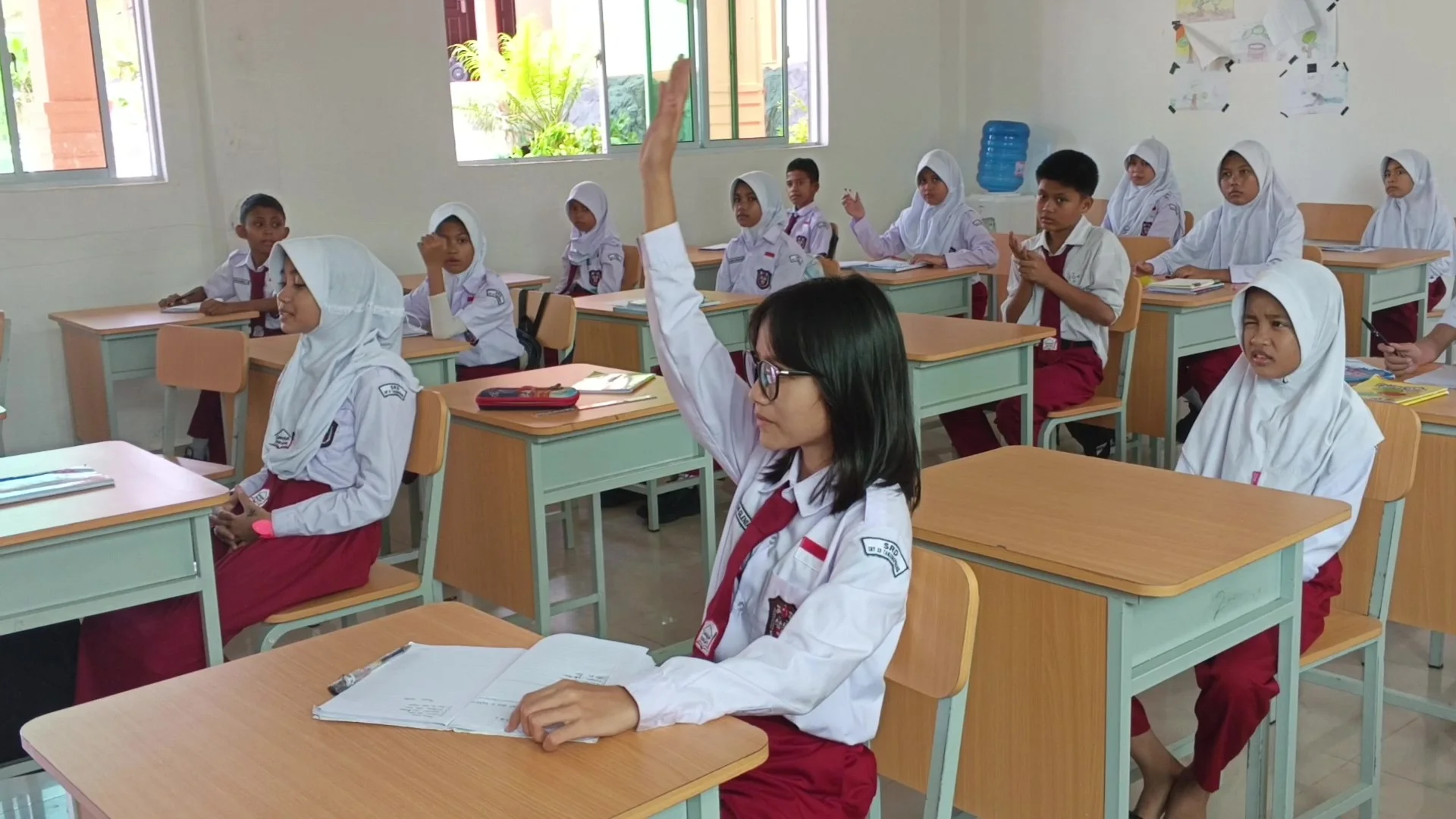 Seskab Teddy Terima Pesan Warga untuk Presiden soal Sekolah Rakyat