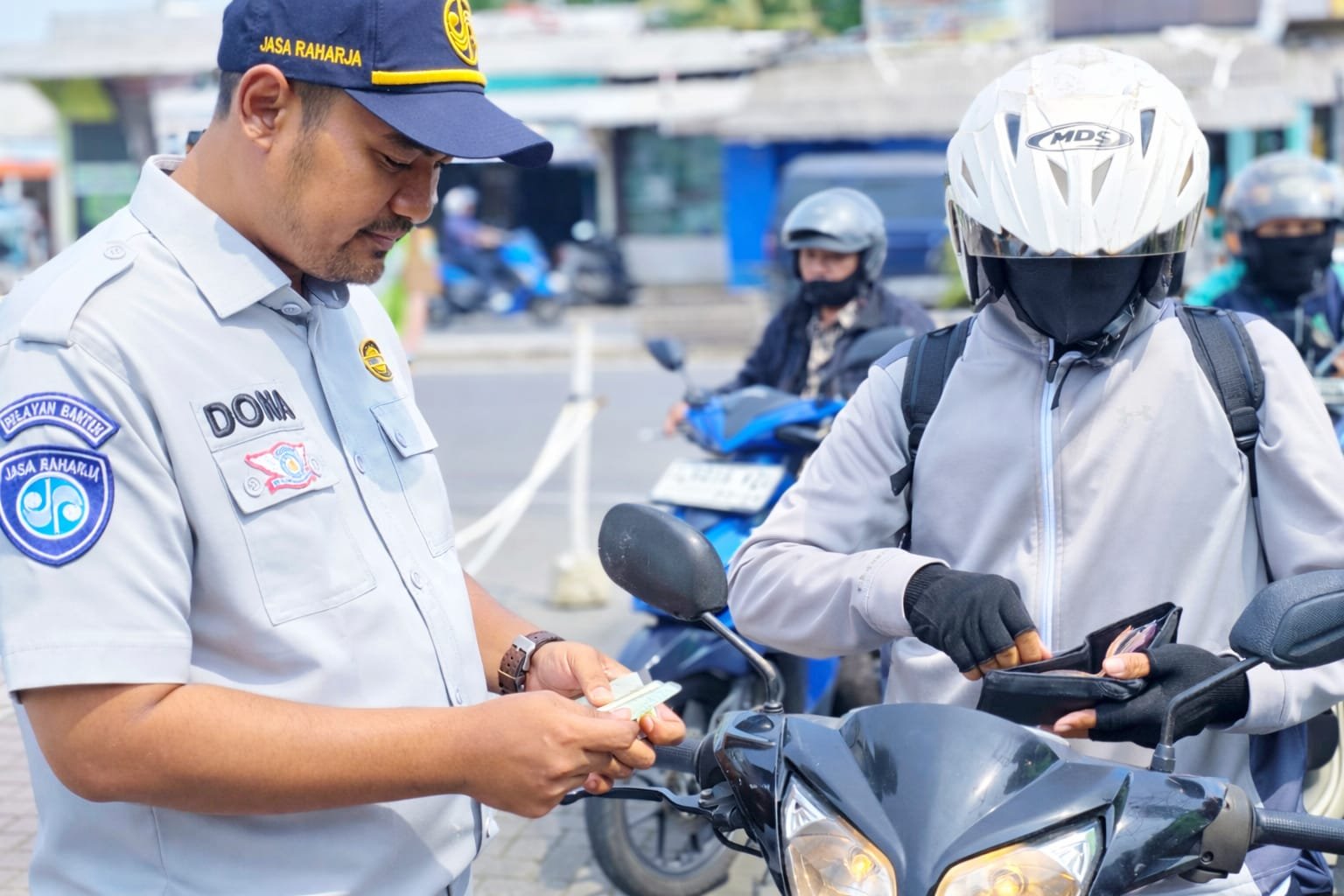 Tim pembina Samsat Ciledug gelar Razia ingatkan Fungsi pajak Kendaraan berperan sebagai Perlindungan