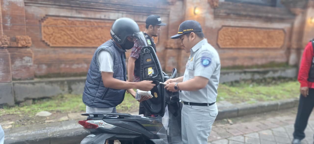 PT Jasa Raharja Kantor Wilayah Bali Bersama Tim Pembina Samsat Tabanan Gelar Operasi Gabungan di Tabanan