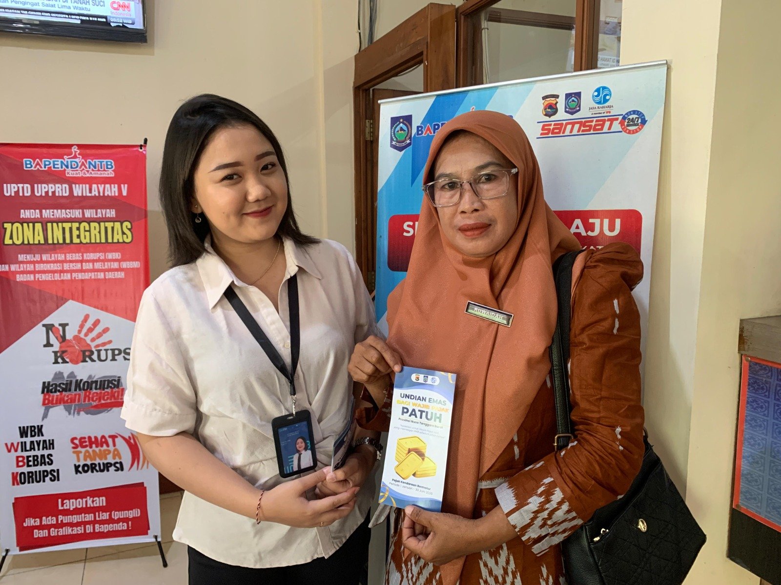 Jasa Raharja Cabang Bima Kenalkan Program Undian Emas kepada Wajib Pajak di Samsat Dompu