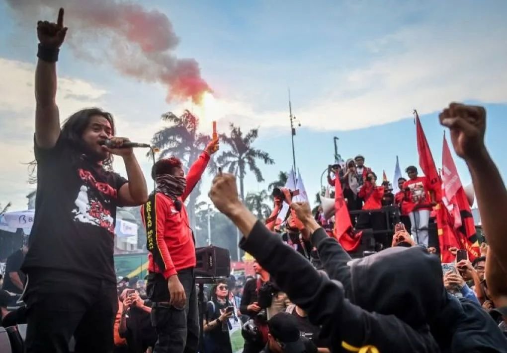 Massa Aksi di Depan Gedung DPR Bubarkan Diri dengan Tertib dan Damai