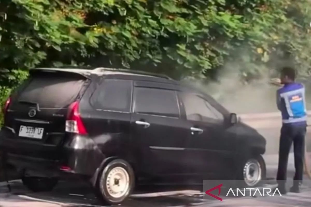 Mobil Terbakar di Ruas Tol Jagorawi, Api Diduga Berasal dari Hubungan Arus Pendek