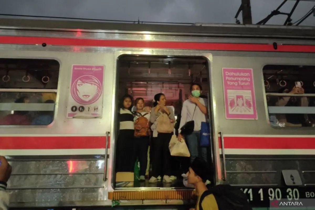 KRL Duri-Tangerang Berhenti Mendadak di Perlintasan Rawa Buaya