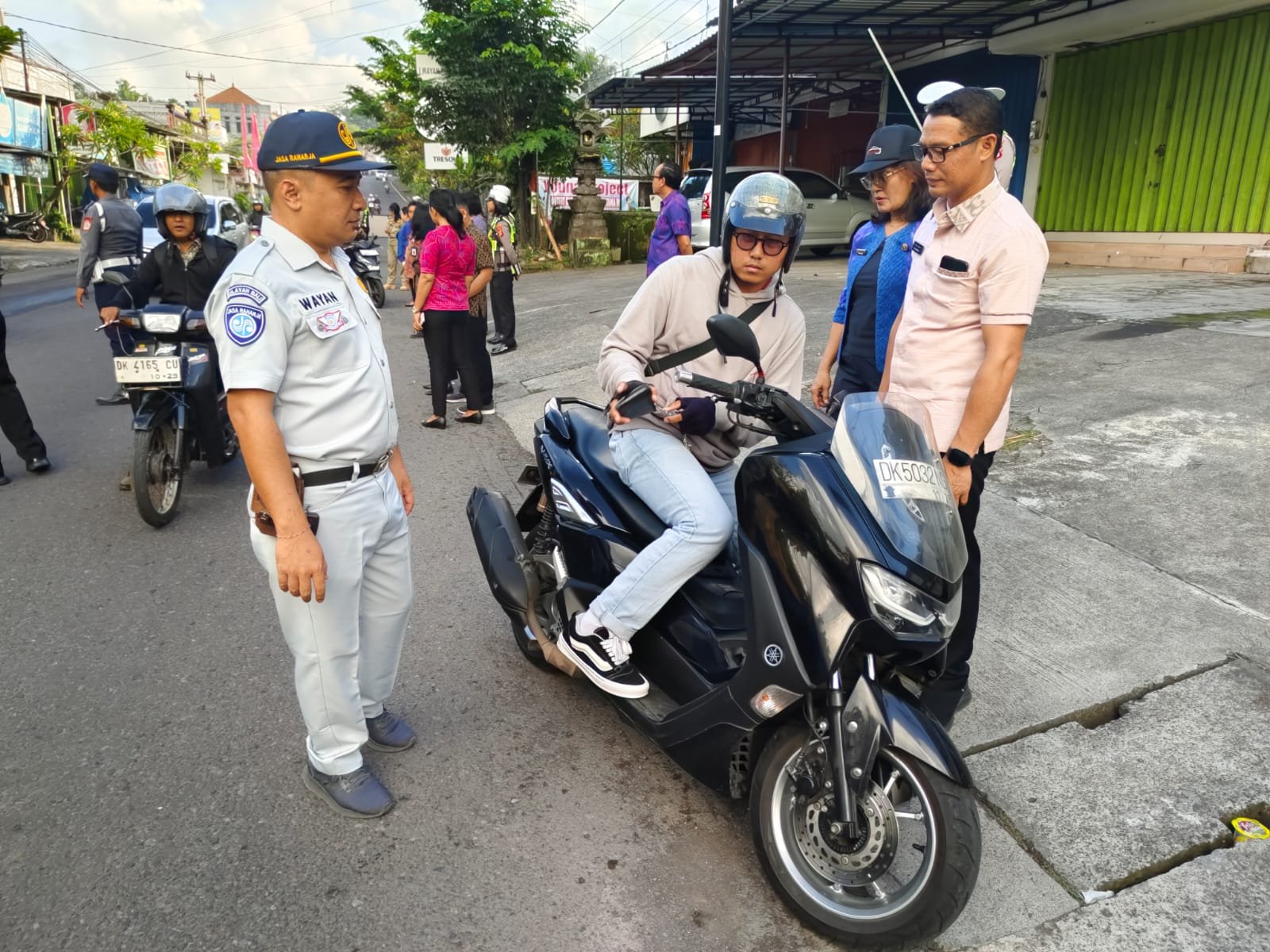 Razia Gabungan di Depan Kantor Samsat Klungkung, Dorong Kepatuhan Pajak dan Keselamatan Berlalu Lintas
