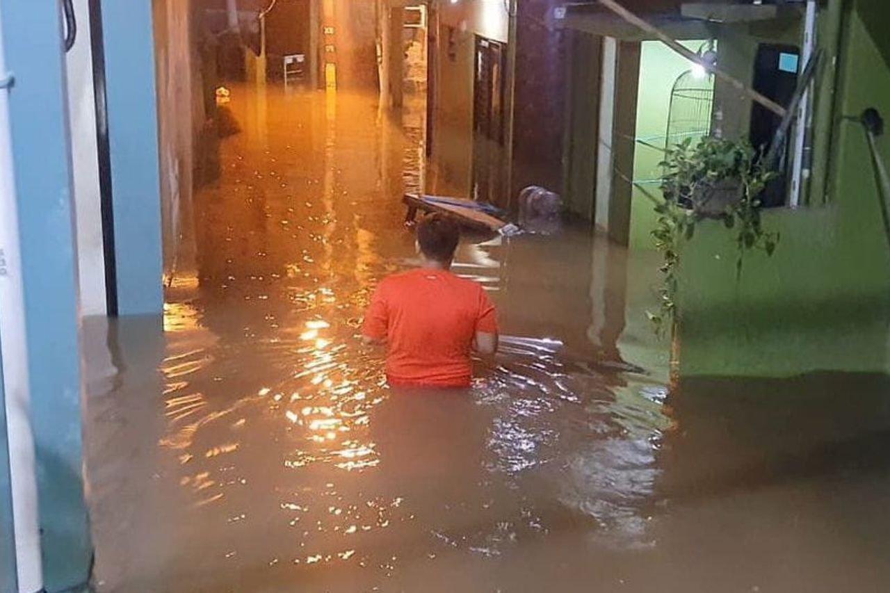 Hujan Lebat Picu Banjir di Jakarta, Ratusan RT Masih Tergenang